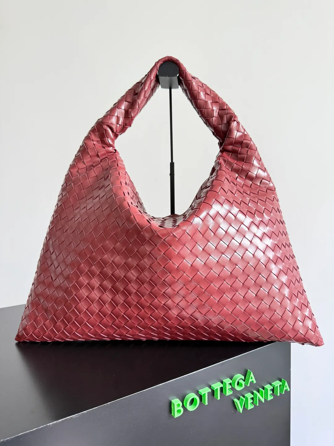 Batch 2160 Recently, I seem to be obsessed with this bag from BV~ The new Hop is really not too beautiful. The whole bag has no seams. The bag body and handles are made of one piece of leather. It embodies the style and essence of Bottega Veneta. It truly represents craftsmanship and creativity. The large size has a very loose and lazy upper body. Big bag lovers will definitely not regret buying it. Style number: 763970 Size: 53*24*13